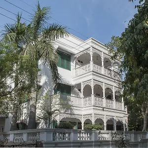 33 Bed and breakfast